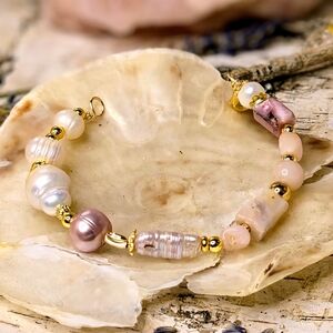 Elegant Pearl and Gold Women's Bracelet